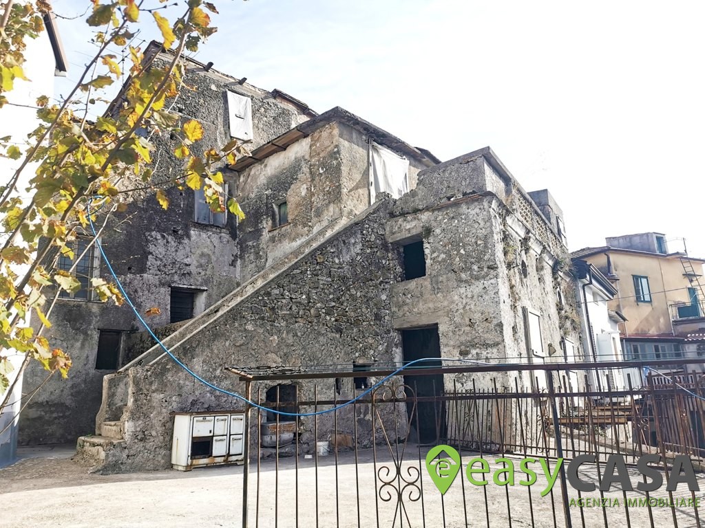 Casa da ristrutturare con giardino a Montecorvino Rovella (SA)